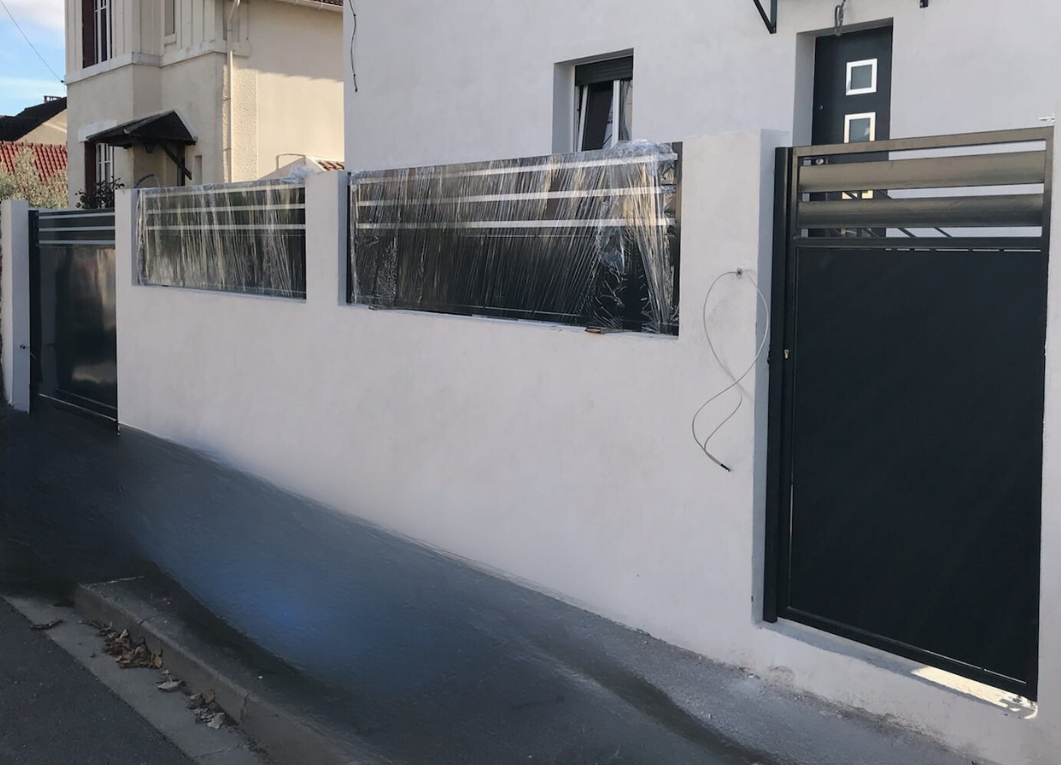 realisation-complete-d-039-un-portail-clotures-et-portillon-ral-9005-1