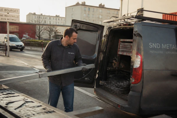 Livraison rapide matériaux métalliques chantier Montreuil